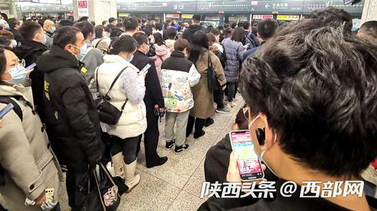 地铁内等待加开列车的乘客。网友@雪糕 摄