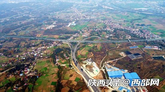 西镇高速秋景图。
