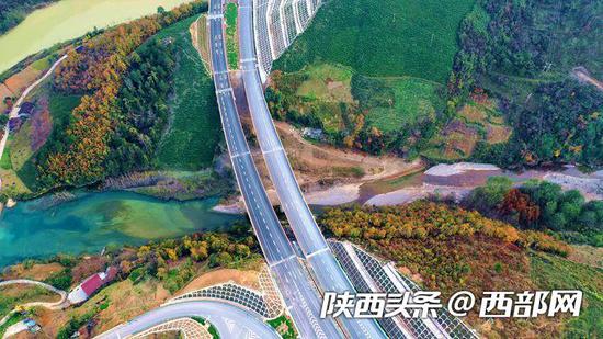 西镇高速秋景图。