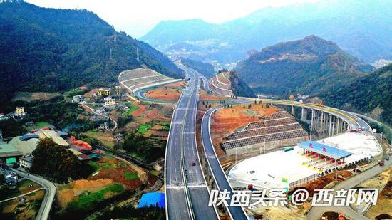 安康至岚皋高速公路。