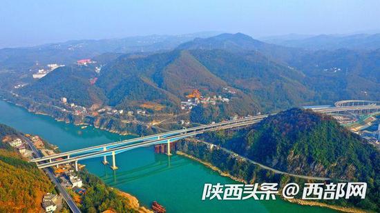 安康至岚皋高速公路。