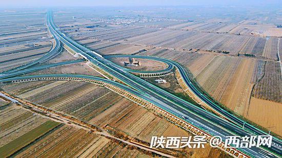 合阳至铜川高速公路合阳东互通至林皋段今天通车。