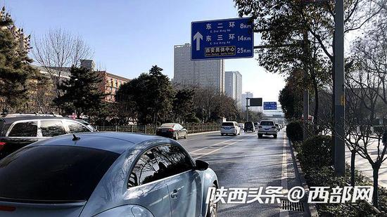 南二環(huán)太白立交附近新更換的交通預告指示標志。