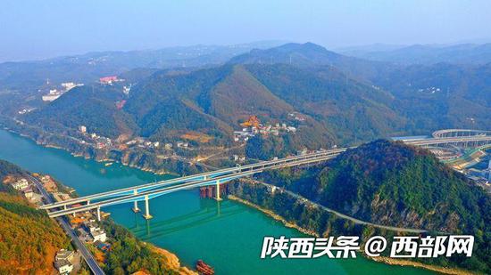 安康至岚皋高速公路已通车段。资料图