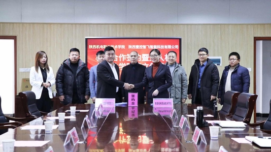 李海涛和张琴代表校企双方共同签署校企合作协议