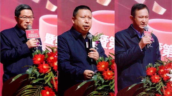 省政府刘天雄副秘书长主持会议,省商务厅张文政厅长、中国人民银行西安分行张军副行长发言
