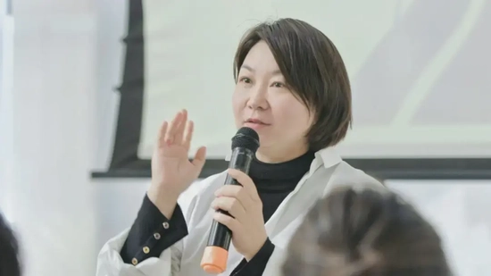 文化传媒学院副院长郝春怡致辞