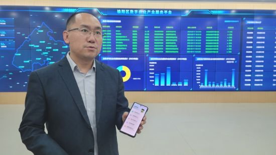 工作人员展示“榆阳新农人”程序