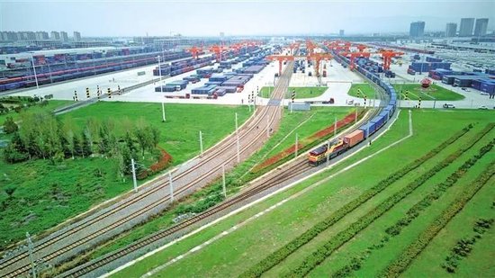 图为满载货物的中欧班列(西安)从西安国际港缓缓驶出(资料照片)
