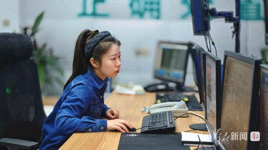 2月16日，国网陕西电力汉中供电公司变电运维中心电力人员在渔营集控站监控电力数据。