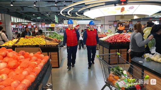 2月20日，国网陕西电力靖边县供电分公司人员在大型商超开展用电安全检查，为节日消费保驾护航。