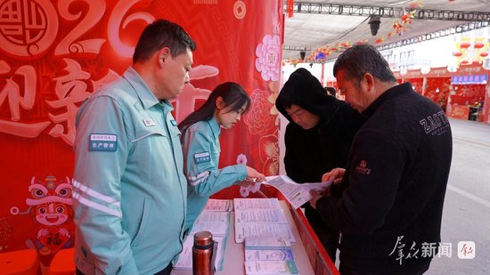 2月20日，国网陕西电力靖边县供电分公司电力人员在长城路南段年货节集市，为商户与群众提供用电服务，耐心解答用电疑问。