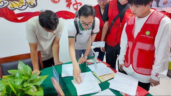 （图三组图）在托格日尕孜乡党群服务中心了解情况