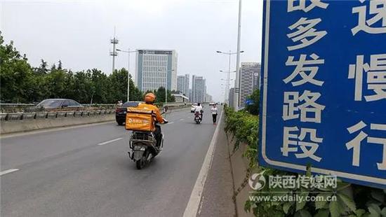 行人為便捷 “冒險”與機動車搶道。