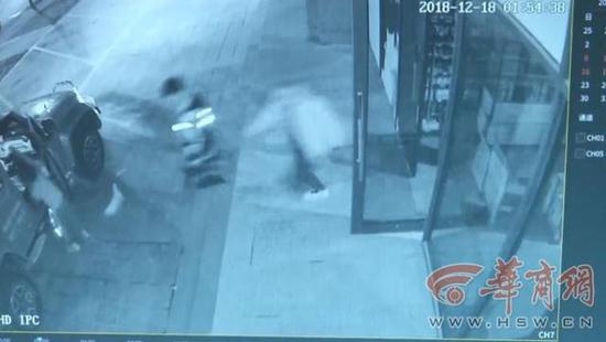 目前，張先生已經(jīng)向轄區(qū)派出所報了案。警方也正在對此事進行調(diào)查。