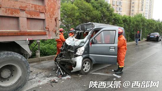 面包车追尾大卡车酿惨祸，消防救援 。