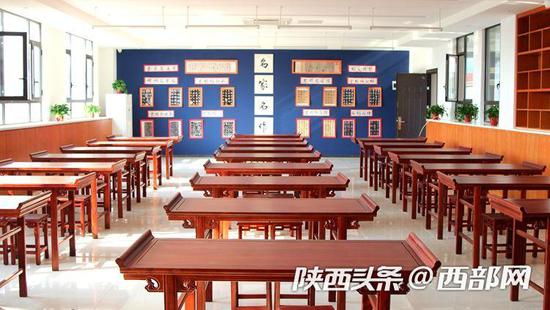 陕西师范大学陆港小学的书法教室。