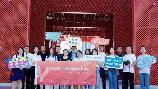 “蝶变•新西安”主题采访团一行走进明德门遗址。
