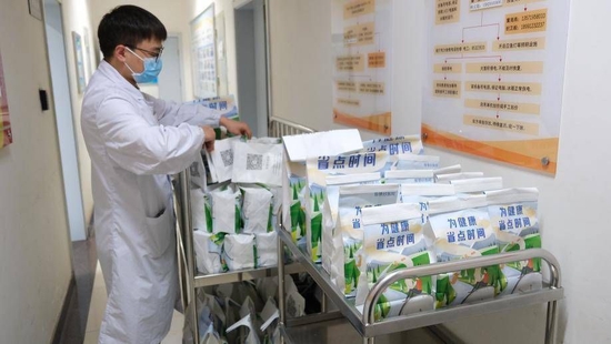 打包药品,等待送药到家