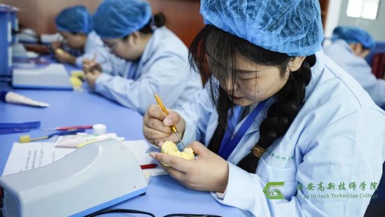 (口腔修复体制作工赛项决赛实操赛场)