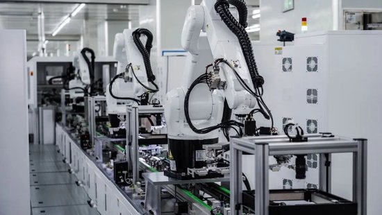 蓝思科技自动化车间。