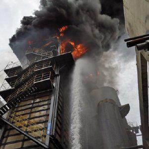 西安南二環(huán)朱雀花卉市場(chǎng)附近一熱力公司發(fā)生火情（圖片來自：陜西消防）