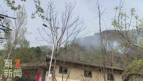 由于此次山火燃燒點(diǎn)分散 山體陡峭