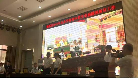 公證人員開啟密封條并取出密封袋