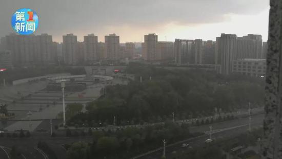 黑色積雨云自西南方向而來