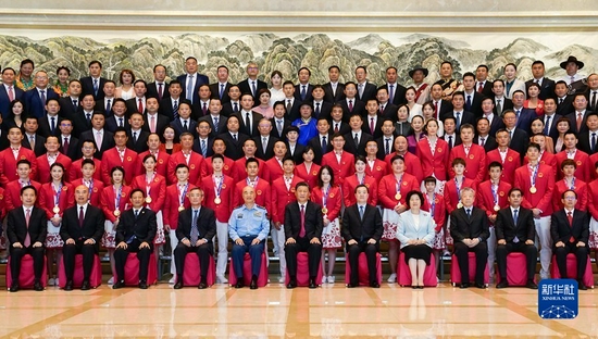 9月15日，中共中央總書記、國家主席、中央軍委主席習近平在陜西省西安市親切會見全國群眾體育先進單位、先進個人代表和全國體育系統先進集體、先進工作者代表，東京奧運會中國體育代表團運動員和教練員代表等，并同大家合影留念。 新華社記者 燕雁 攝