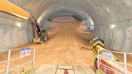 6月24日，延榆高铁文安驿隧道正洞开挖掘进突破1万米，至此延榆高铁全线第二长隧累计掘进量近八成，工程建设取得新进展。图为隧道内部断面。 受访者供图