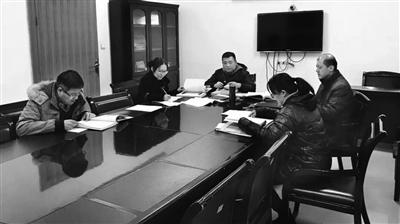 公诉人员开会分析案情