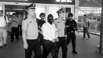 嫌疑人被押解回國