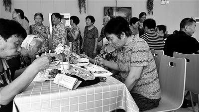 老人们在“长者食堂”内用餐