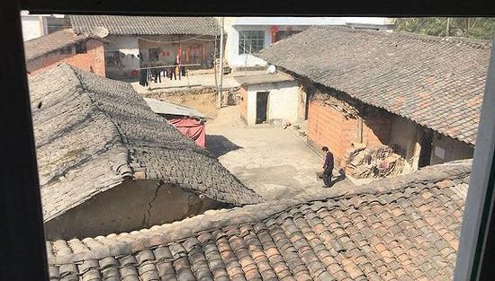 从张扣扣家二楼的窗户看出去,王家的院子一目了然(刘向南摄)