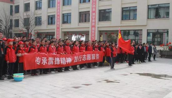 浐灞第一中学开展学雷锋活动