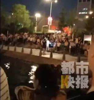 《都市快报》全媒体记者赶到现场后看到,救援人员正在进行打捞工作。