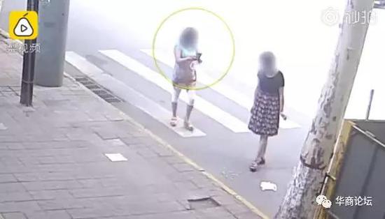兩女子扔煙頭后擺拍照片
