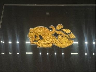 馆藏展品:狮虎形金箔饰。新疆维吾尔自治区博物馆藏