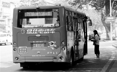 廣告貼滿公交車體