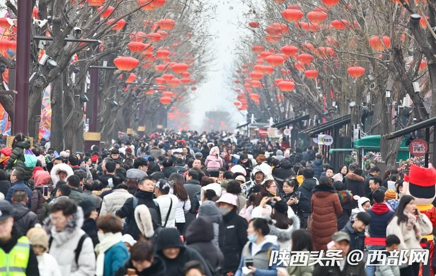 正月初五，西安街头游人如织。（摄影 赵昊）