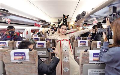 热闹的高铁车厢 本报全媒体记者 马昭 摄