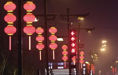 紅燈和燈籠顏色相近 本報記者 馬昭 實習(xí)生 曹藝凡 攝