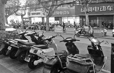 西安伞塔路上的电动车专卖店 本报记者 王晓峰 摄