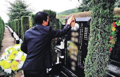 霸陵墓园新区工作人员代客祭扫