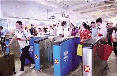 部分既有運(yùn)營線路出現(xiàn)大客流 本報記者 張彥剛攝