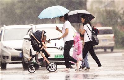 昨日下午西安突降大雨。 本报记者 陈飞波 摄