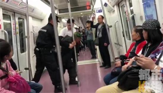 老人地铁上乞讨被地铁巡车员制止,竟张口咬人。