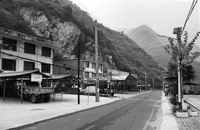 太平峪里道路旁的農(nóng)家樂仍在正常營業(yè) 本報記者 李宗華 攝