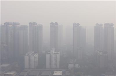 昨日，西安空气质量持续中度污染。 本报记者 陈飞波摄